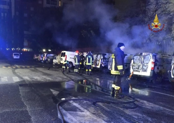 ROMA: SEDICI AUTO DI POSTE ITALIANE DISTRUTTE DA UN INCENDIO