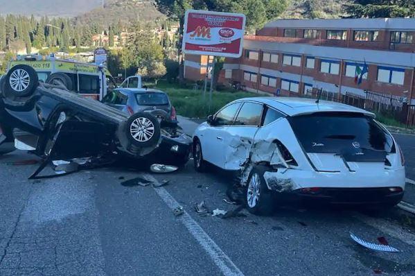 TIVOLI: SI SCHIANTA CON L’AUTO CONTRO LE VETTURE IN SOSTA, MUORE 61ENNE