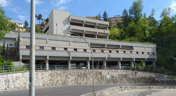 Minaccia di lanciarsi dal Multipiano, salvata