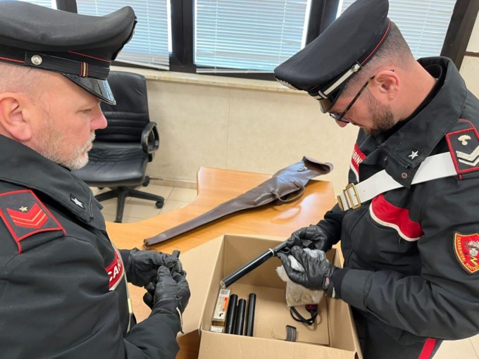 ROMA: OFFICINA PER PISTOLE E SILENZIATORI IN CANTINA