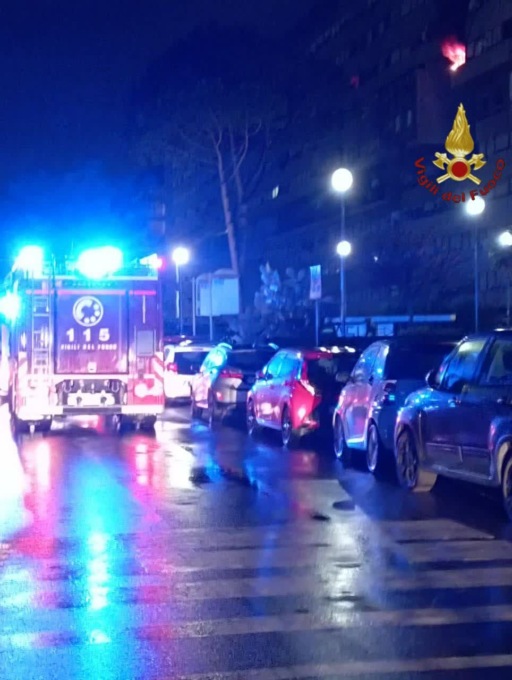 ROMA: INCENDIO IN UN PALAZZO A CORVIALE, IN CODICE ROSSO UN UOMO DI 50 ANNI