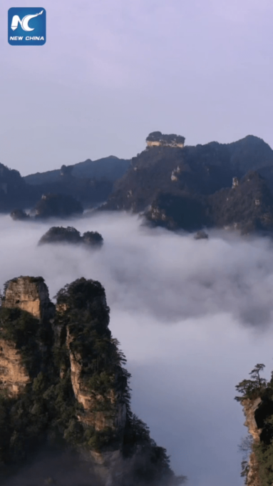 Mare di nuvole sulle montagne “Avatar” della Cina