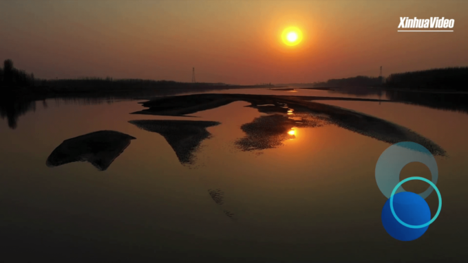 Cina: sprazzi di luce creano “dipinto di sabbia” lungo fiume Giallo