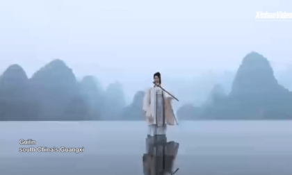 Cina: esibizione di Kung Fu sotto pioggia nebbiosa a Guilin in Cina