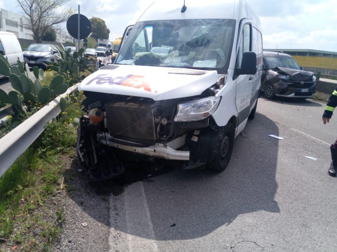 APRILIA: SCONTRO SULLA PONTINA, TRE FERITI TRA CUI UN BAMBINO