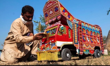 Cina: mostra sull'arte dei camion pakistana a Langfang