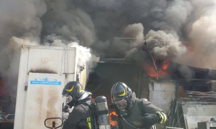 ROMA: IN FIAMME UN CAPANNONE