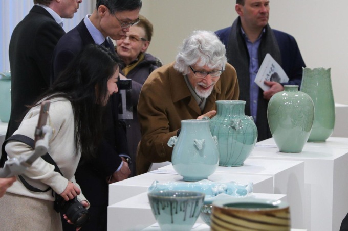 Cina: Bruxelles, visitatori alla mostra “Longquan City Celadon Art” (1)