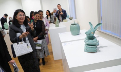 Cina: Bruxelles, visitatori alla mostra "Longquan City Celadon Art" (2)
