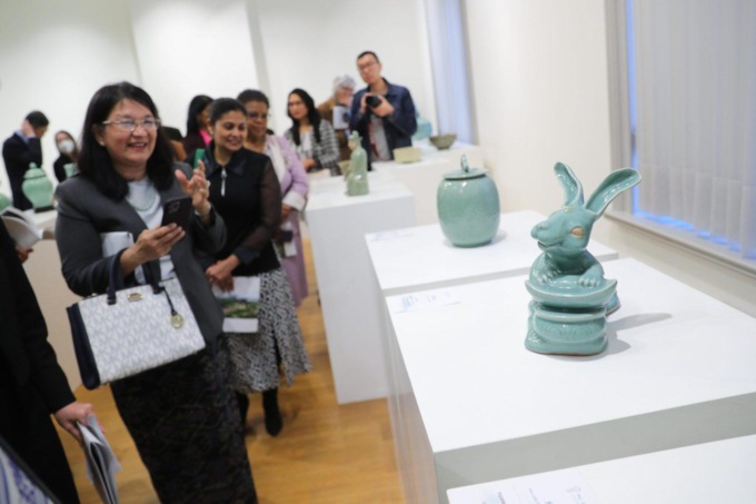 Cina: Bruxelles, visitatori alla mostra “Longquan City Celadon Art” (2)