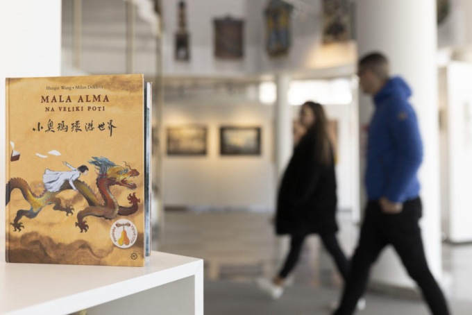 Slovenia: Lubiana, mostra di dipinti di artista cinese Wang Huiqin (1)