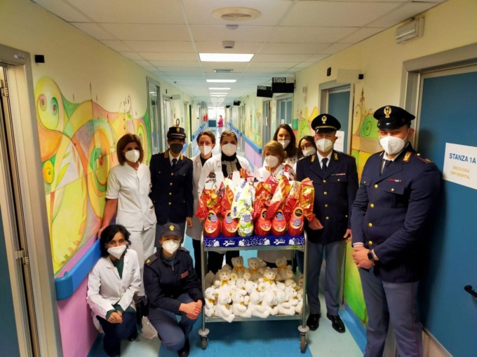 ROMA: I POLIZIOTTI CONSEGNANO LE UOVA DI PASQUA AI PICCOLI PAZIENTI DELL’OSPEDALE PERTINI
