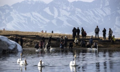 CINA: DISGELO DEL LAGO SAYRAM NELLO XINJIANG (1)