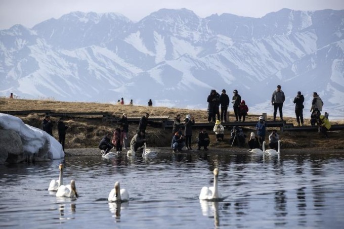 CINA: DISGELO DEL LAGO SAYRAM NELLO XINJIANG (1)