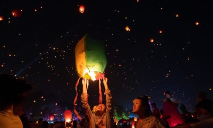 Cina: Yunnan, lanterne celesti per la Festa degli spruzzi d'acqua (2)