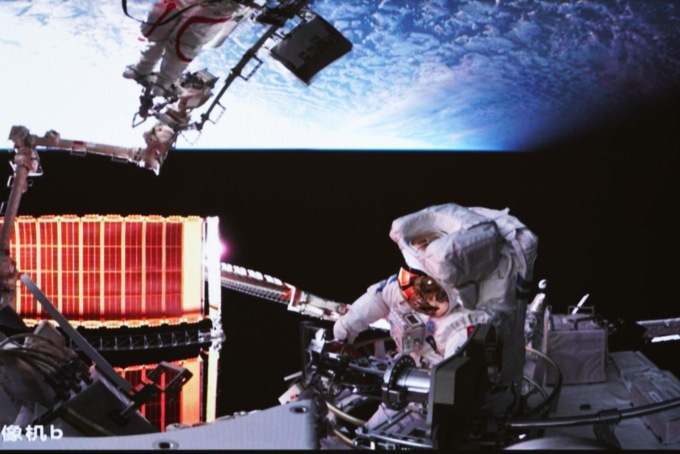 CINA: TAIKONAUTI SHENZHOU-15, RECORD CON QUARTA PASSEGGIATA SPAZIALE