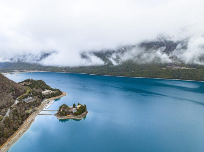 Cina: Tibet, vista del lago Basum (1)