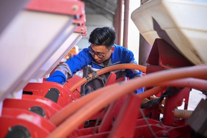 Cina: aratura primaverile inizia nella città di Tongliao (1)