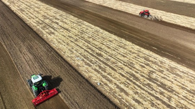 Cina: aratura primaverile inizia nella città di Tongliao (3)