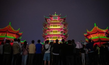 CINA: SPETTACOLO DI LUCI NEL PARCO DI HUANGHELOU A WUHAN (1)