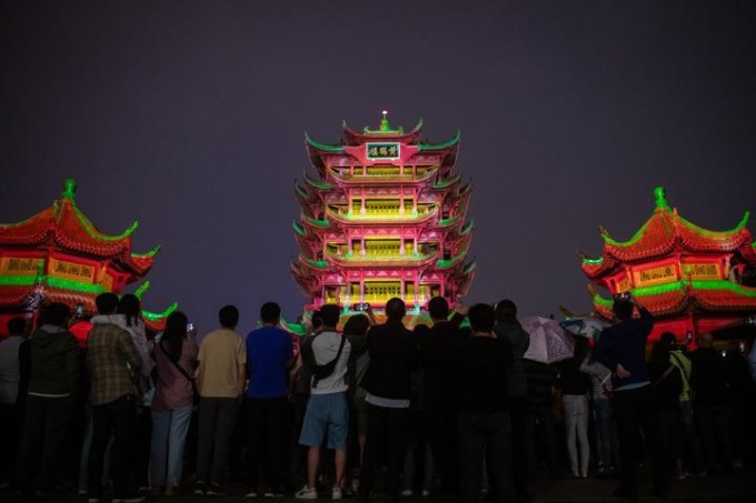 CINA: SPETTACOLO DI LUCI NEL PARCO DI HUANGHELOU A WUHAN (1)