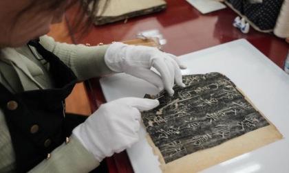 Cina: esperta del restauro di libri a Shenyang (1)