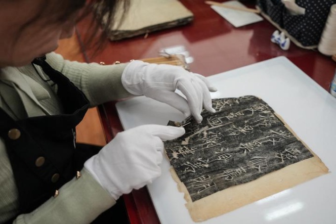 Cina: esperta del restauro di libri a Shenyang (1)