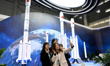 Cina: pittura con sabbia narra storia esplorazione spaziale nazionale