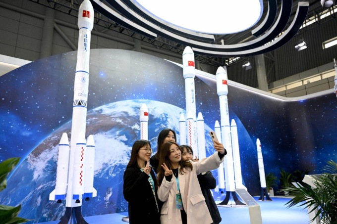 Cina: pittura con sabbia narra storia esplorazione spaziale nazionale