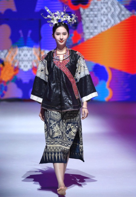 Cina: sfilata di costumi etnici a Nanning (1)