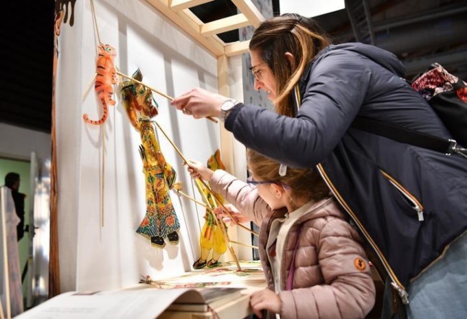 Artigianato cinese affascina a una fiera internazionale italiana