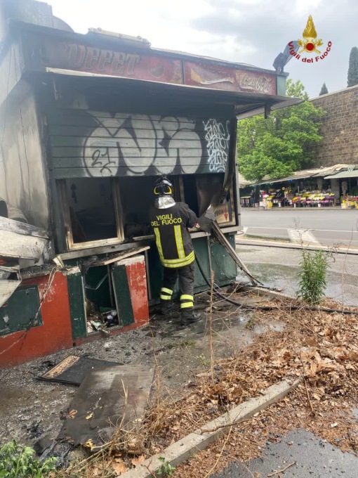 ROMA: IN FIAMME UN CHIOSCO AL VERANO