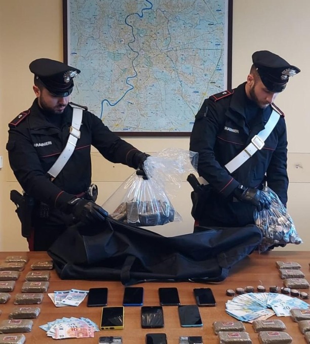 ROMA: PRESI CON 15 CHILI DI DROGA NEL BORSONE