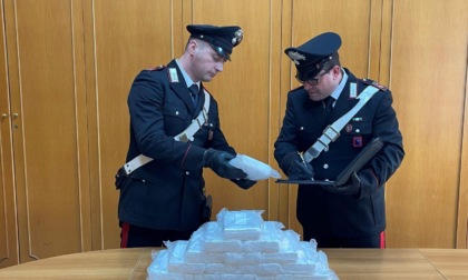 LATINA: TRASPORTAVANO 16 CHILI DI DROGA, ARRESTATI