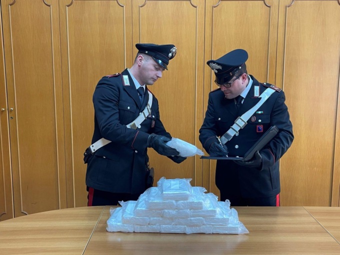 LATINA: TRASPORTAVANO 16 CHILI DI DROGA, ARRESTATI