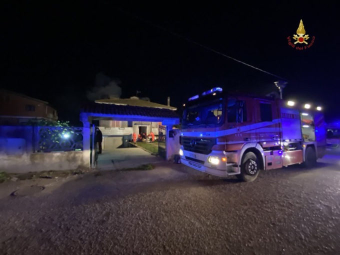 NETTUNO: INCENDIO IN UNA VILLETTA, GRAVISSIMO UN UOMO