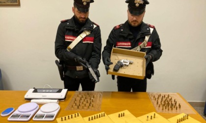 ROMA: DROGA E MUNIZIONI IN CASA, ARRESTATO