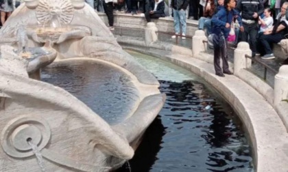 ROMA: BLITZ DEGLI ATTIVISTI, LIQUIDO NERO NELLA BARCACCIA