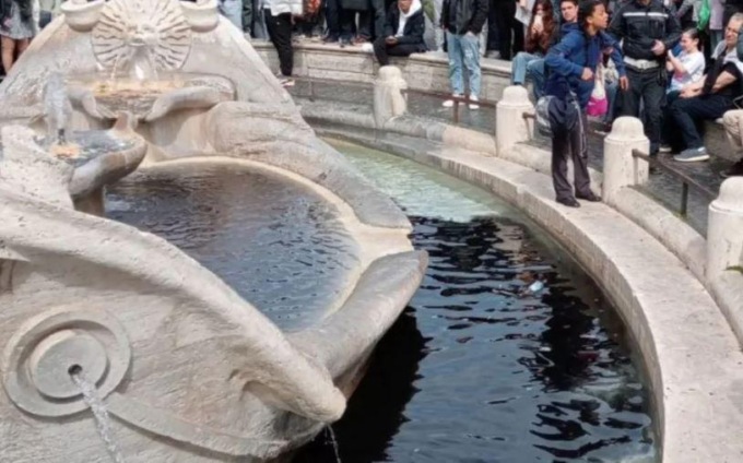 ROMA: BLITZ DEGLI ATTIVISTI, LIQUIDO NERO NELLA BARCACCIA