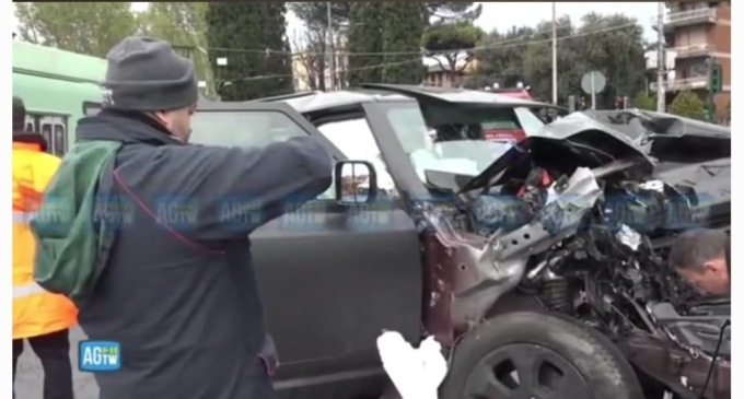 ROMA: SCONTRO TRA AUTO E TRAM, PAURA PER IMMOBILE