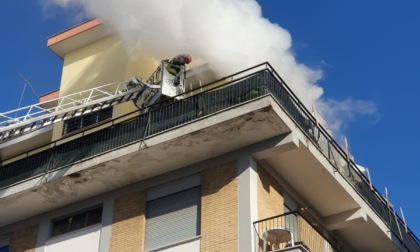 ROMA: INCENDIO NELL'APPARTAMENTO, 26 EVACUATI