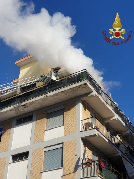 ROMA: INCENDIO NELL’APPARTAMENTO, 26 EVACUATI