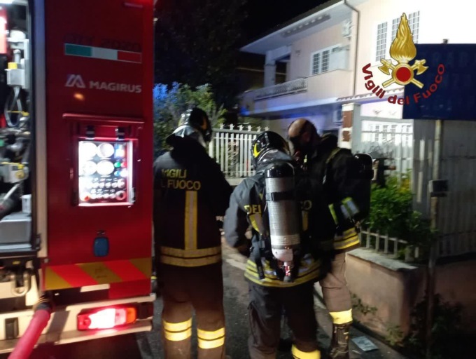 ROMA: INCENDIO IN CASA, IN SALVO TRE PERSONE