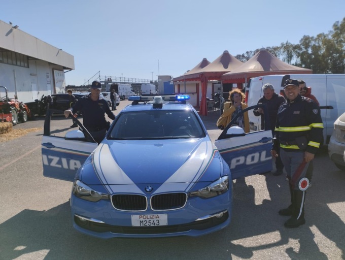 LATINA: LA POLIZIA STRADALE INCONTRA I BIMBI AUTISTICI