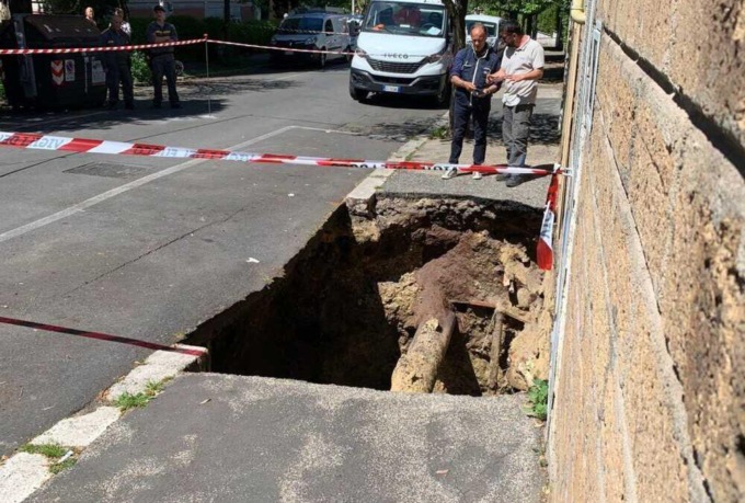 ROMA, VORAGINE AL PORTUENSE, EVACUATA PALAZZINA