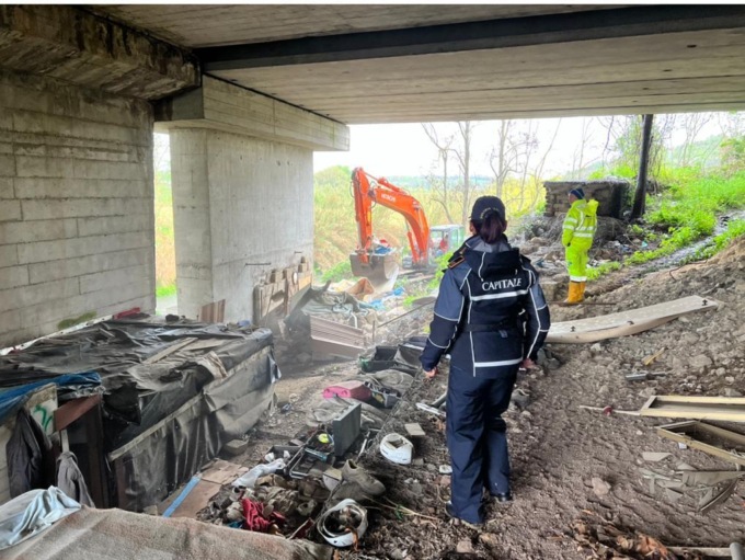 ROMA: IN CORSO LO SGOMBERO DI UN INSEDIAMENTO ABUSIVO IN VIA AURELIA