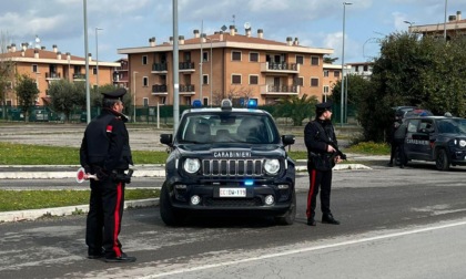 S. ANGELO ROMANO: TENTA DI INVESTIRE I CARABINIERI, ARRESTATO