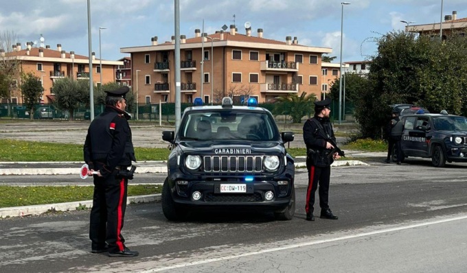 S. ANGELO ROMANO: TENTA DI INVESTIRE I CARABINIERI, ARRESTATO