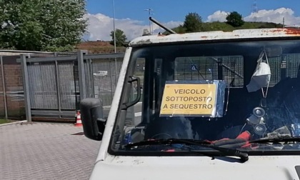 ROMA: SORPRESO PIU' VOLTE MENTRE ABBANDONA RIFIUTI IN STRADA, SCATTA LA DENUNCIA