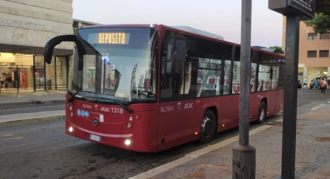 ROMA: DIROTTA UN AUTOBUS A OSTIA, ARRESTATO